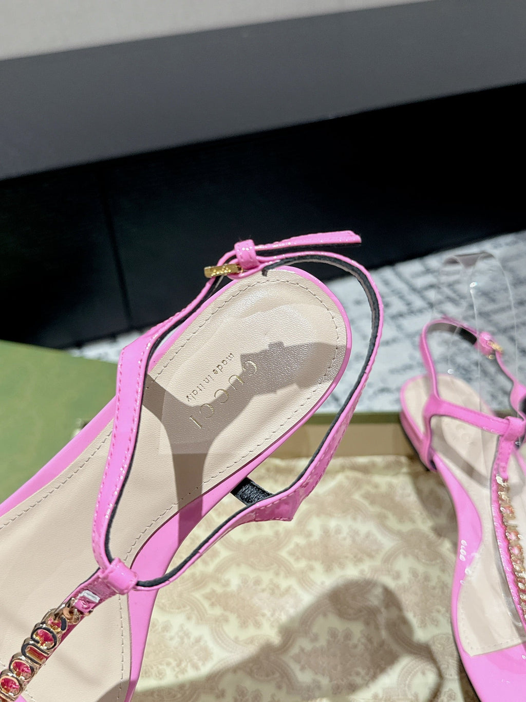 THONG SANDAL IN FUSCIA PINK CALFSKIN WITH GOLD HARDWARE