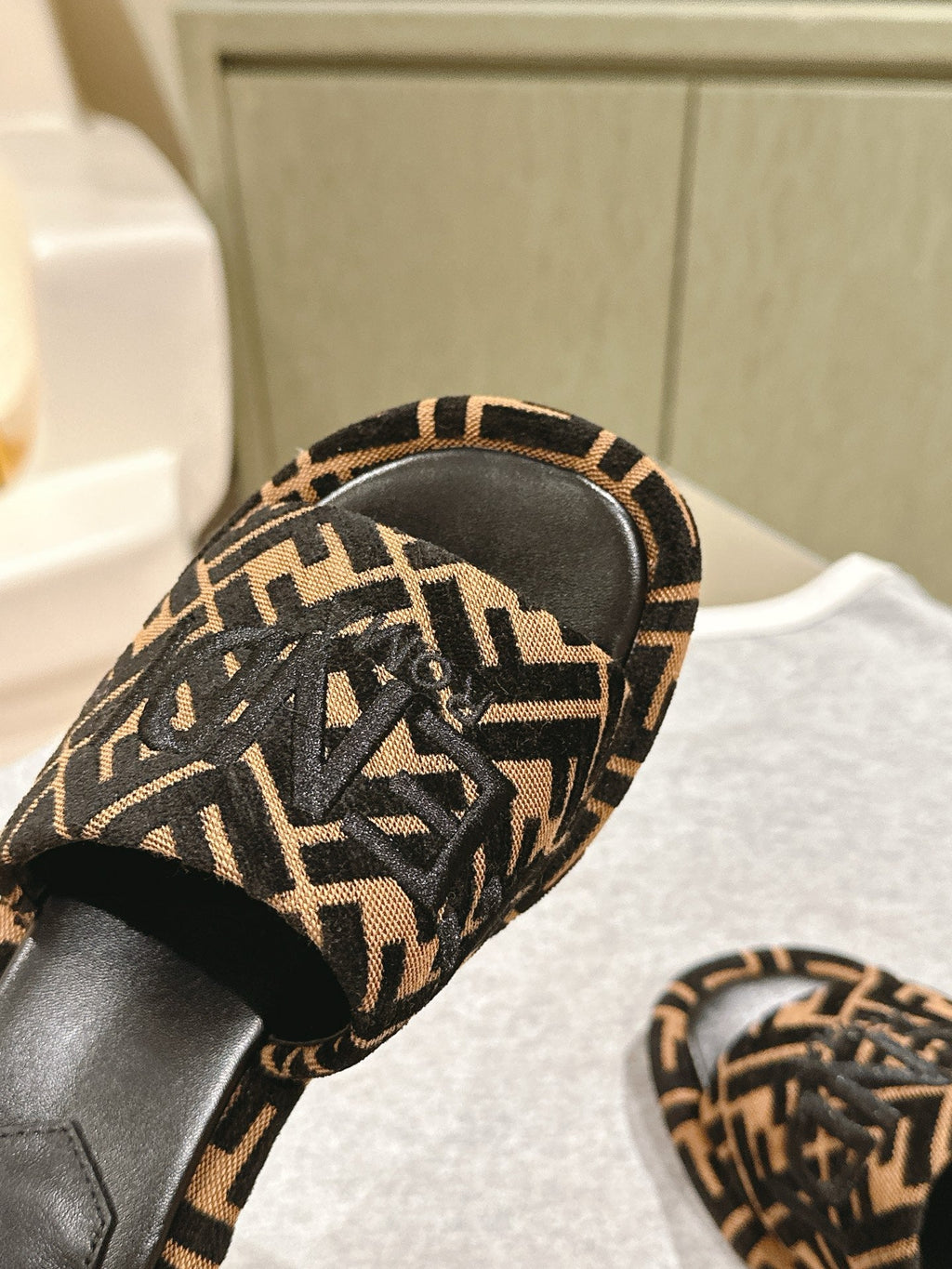 FENDI 26S HIGH SANDALS IN BROWN AND BLACK FABRIC STYLE 2