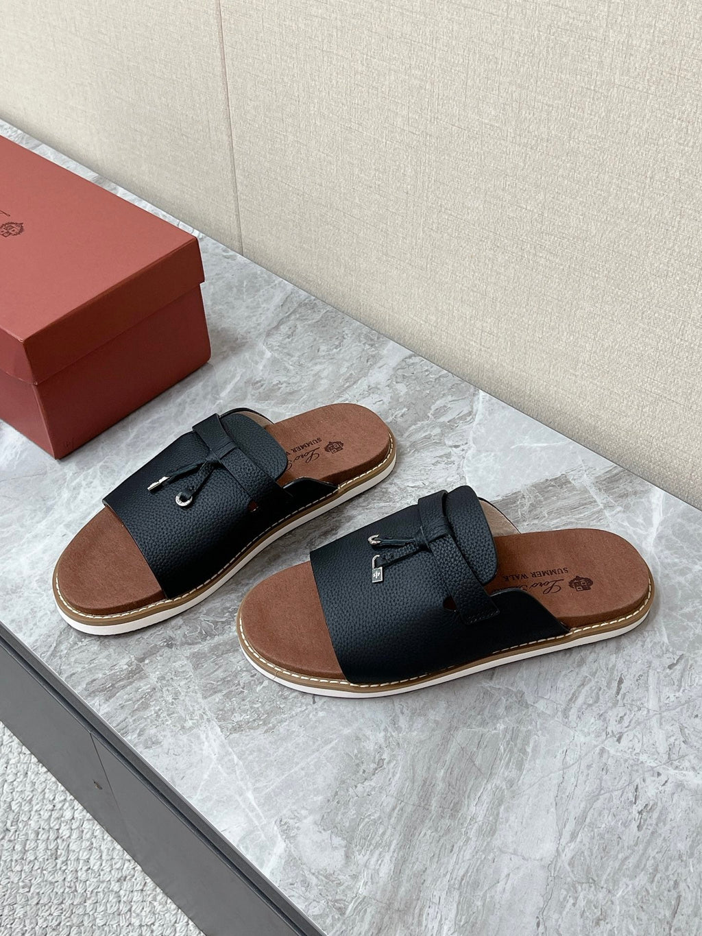 LP 26S LOCK CHARM SLIDES IN BLACK CALFSKIN SILVER HARDWARE