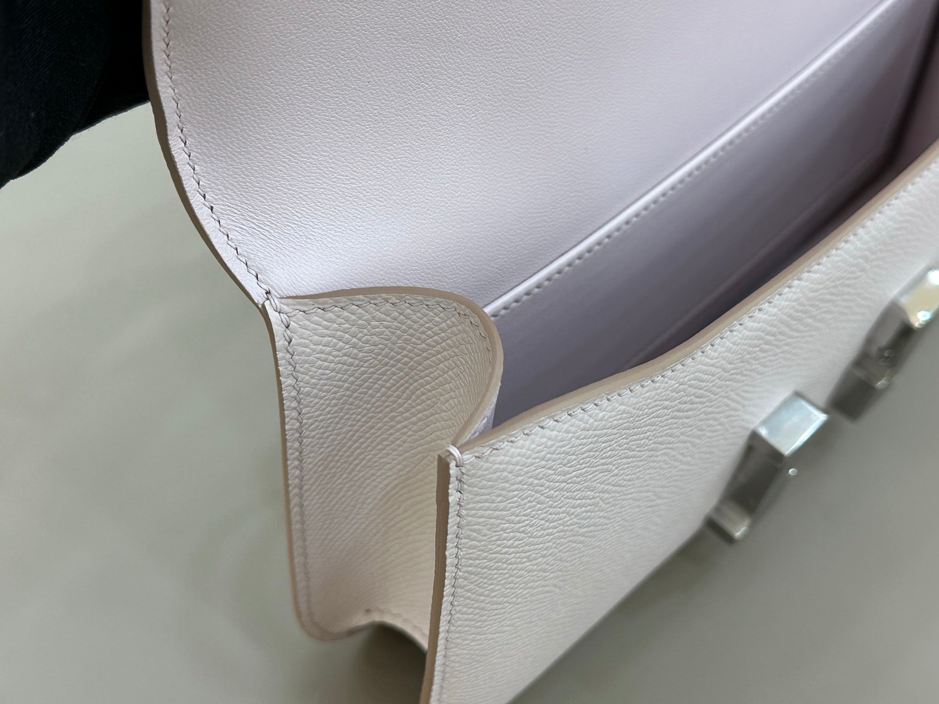 HM 25S CONSTANCE ELAN 24 CM IN ASH PINK-GREY EPSOM WITH SILVER HARDWARE