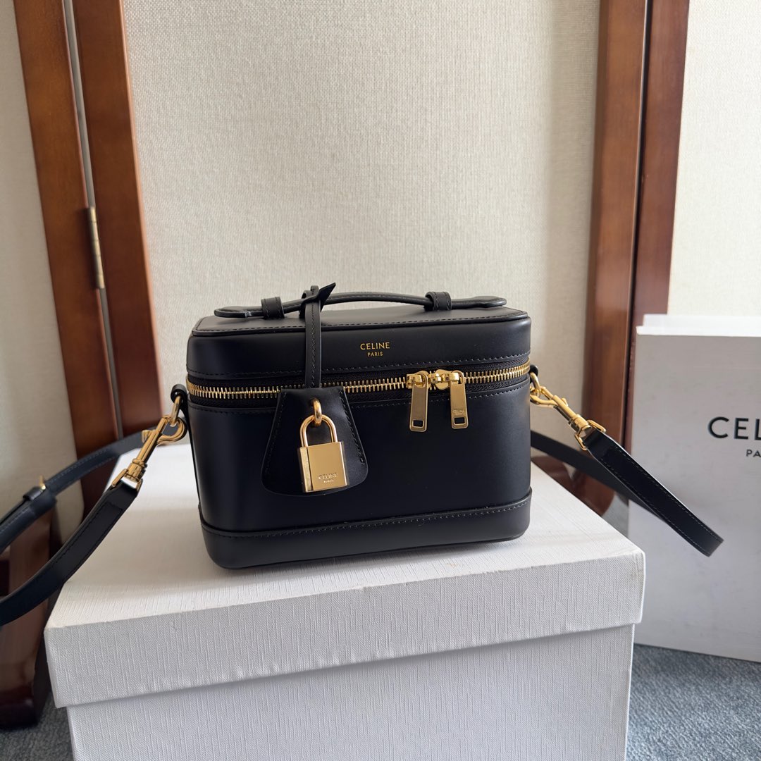 VANITY 18 IN BLACK SMOOTH CALFSKIN GOLD HARDWARE