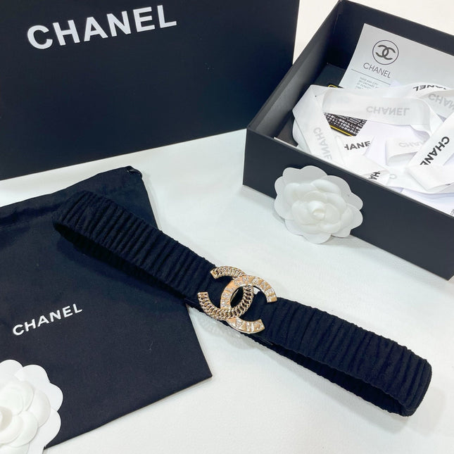 DOUBLE CC 30MM STRETCH BELT IN BLACK SUEDE WITH GOLD CHAIN BUCKLE CRYSTAL DETAIL