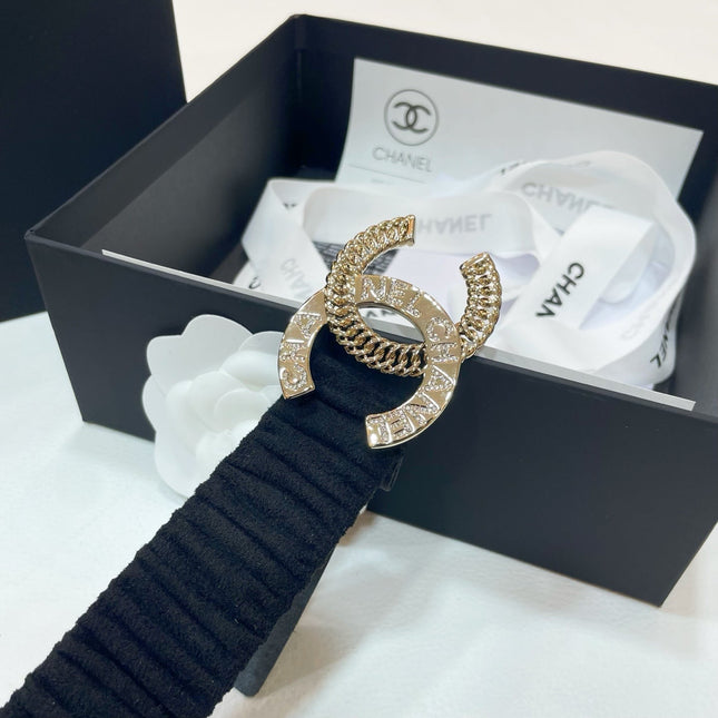 DOUBLE CC 30MM STRETCH BELT IN BLACK SUEDE WITH GOLD CHAIN BUCKLE CRYSTAL DETAIL