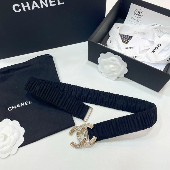 DOUBLE CC 30MM STRETCH BELT IN BLACK SUEDE WITH GOLD CHAIN BUCKLE CRYSTAL DETAIL
