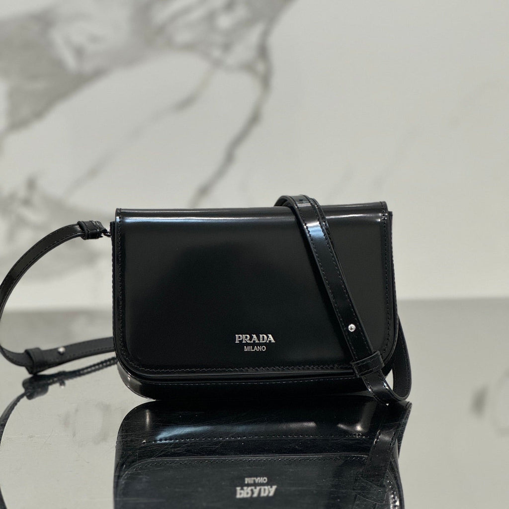 FLAP BAG 18 IN BLACK SHINY CALFSKIN
