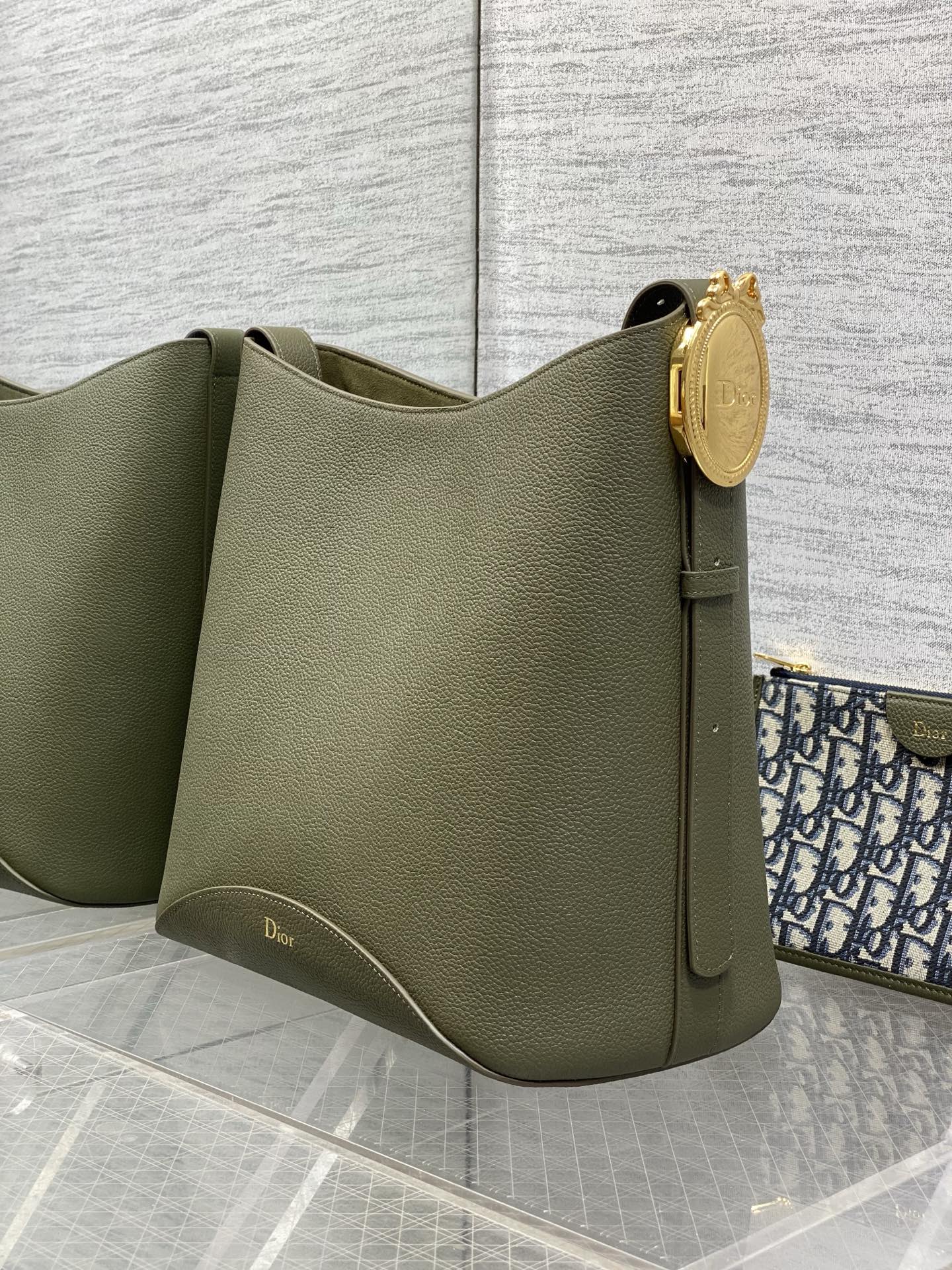 DIOR 26S MEDAILLON BUCKET BAG 26 IN MOSS GREEN CALFSKIN