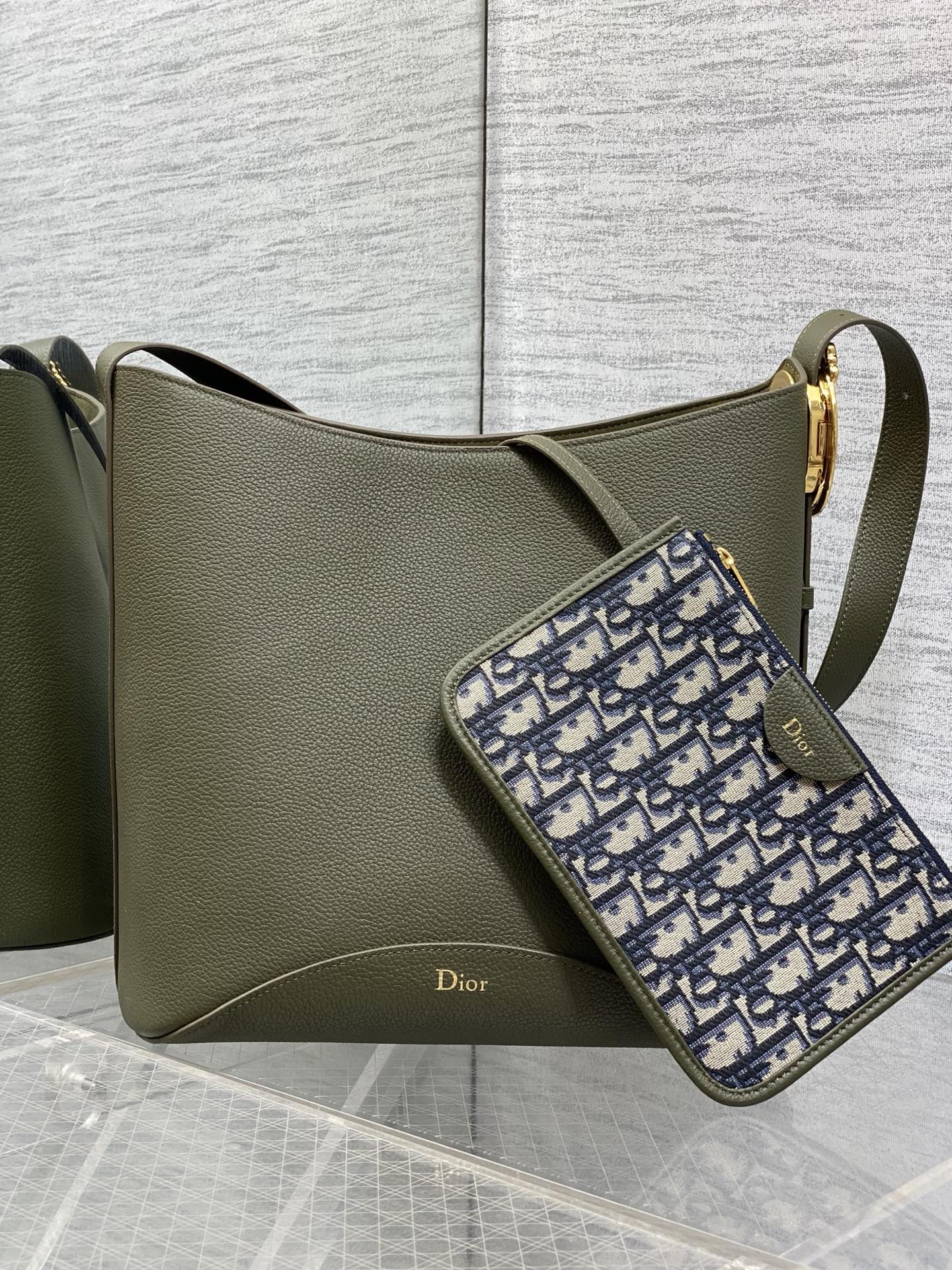 DIOR 26S MEDAILLON BUCKET BAG 26 IN MOSS GREEN CALFSKIN