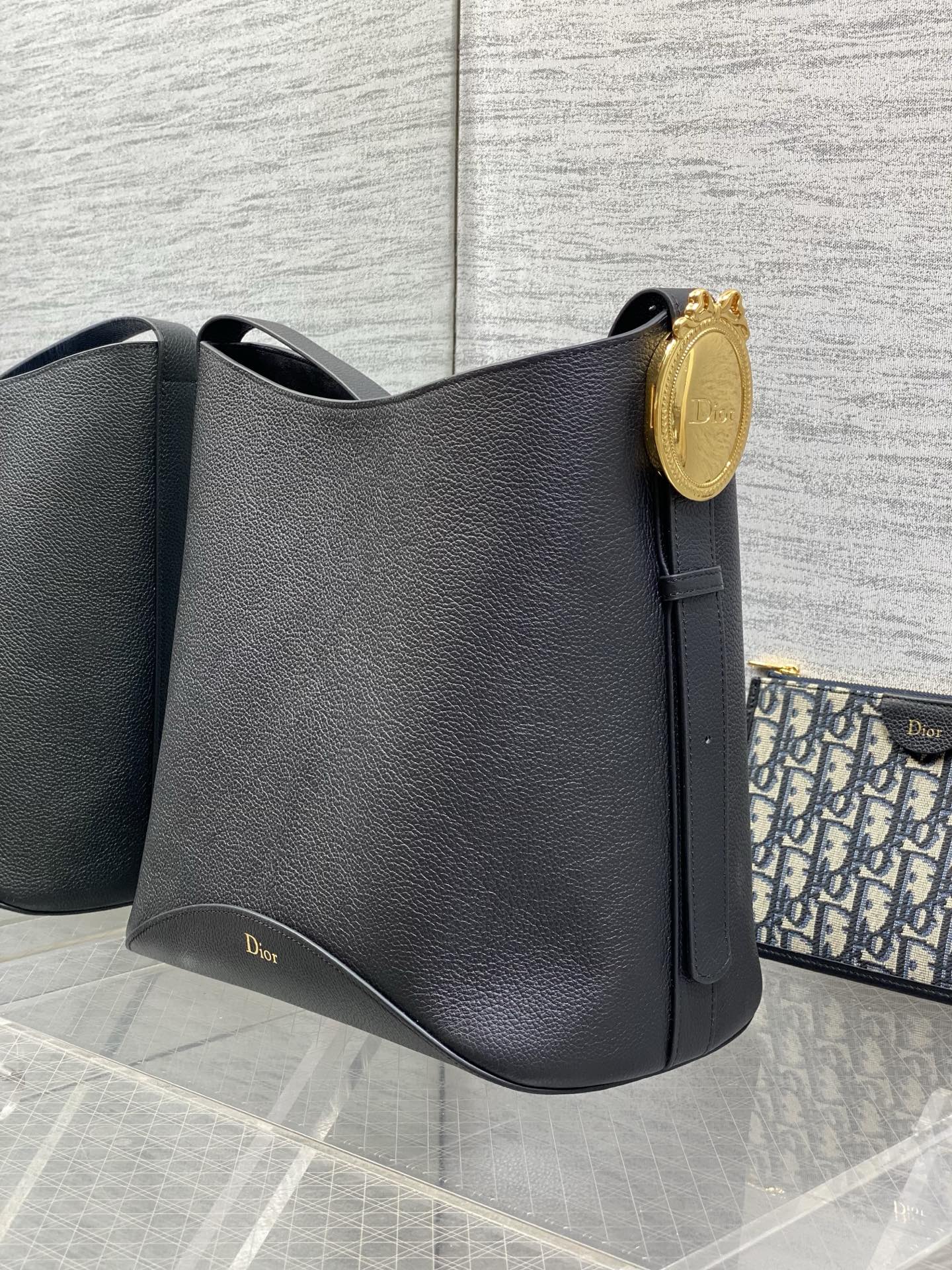 DIOR 26S MEDAILLON BUCKET BAG 26 IN BLACK CALFSKIN