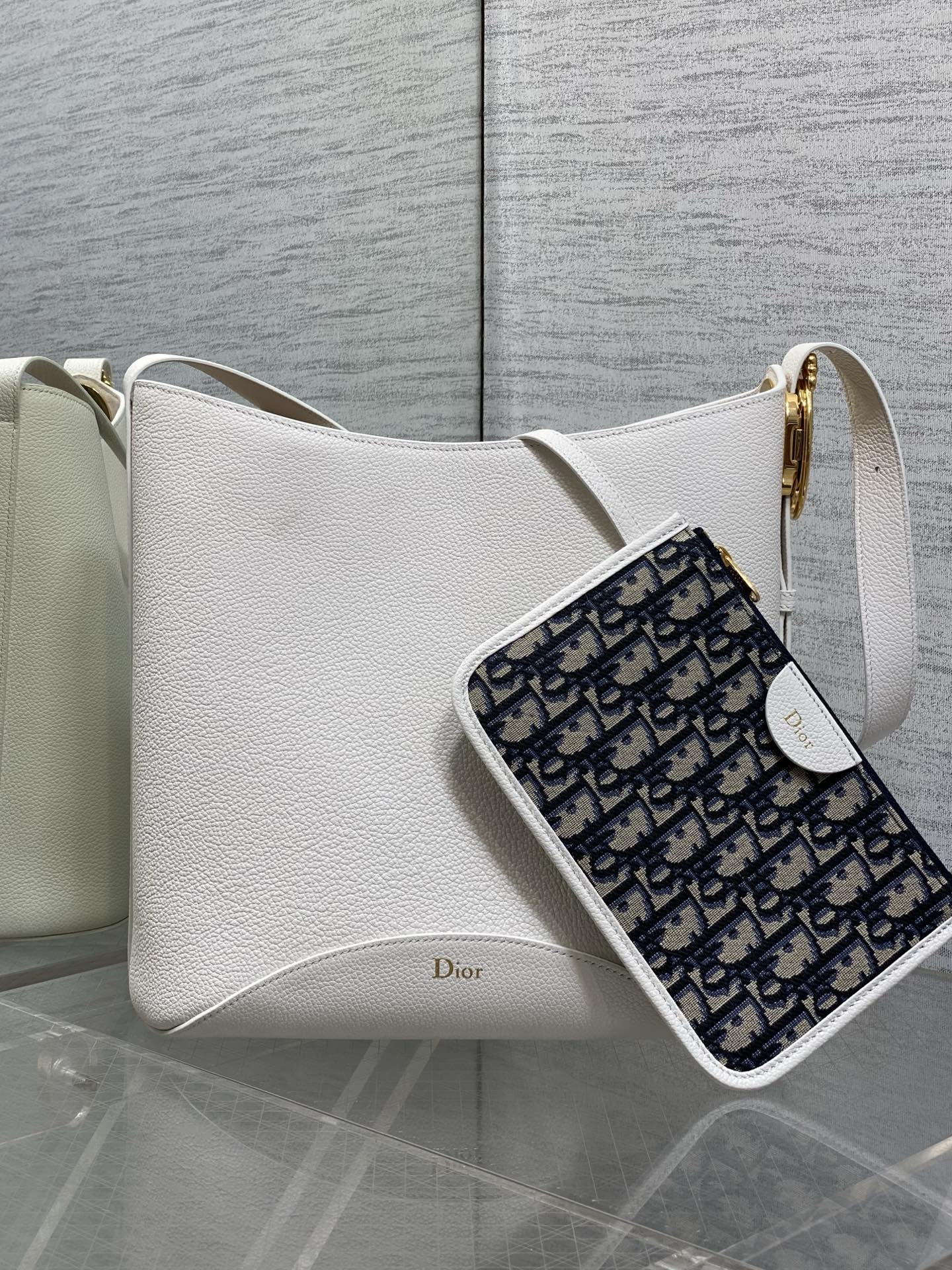 DIOR 26S MEDAILLON BUCKET BAG 26 IN WHITE CALFSKIN