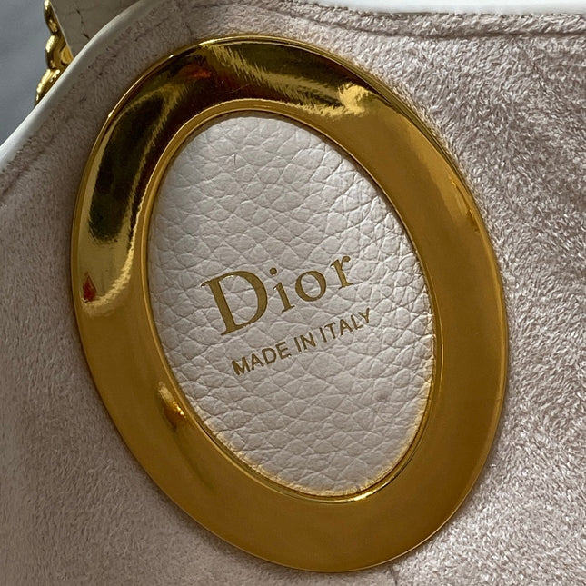 DIOR 26S MEDAILLON BUCKET BAG 26 IN WHITE CALFSKIN
