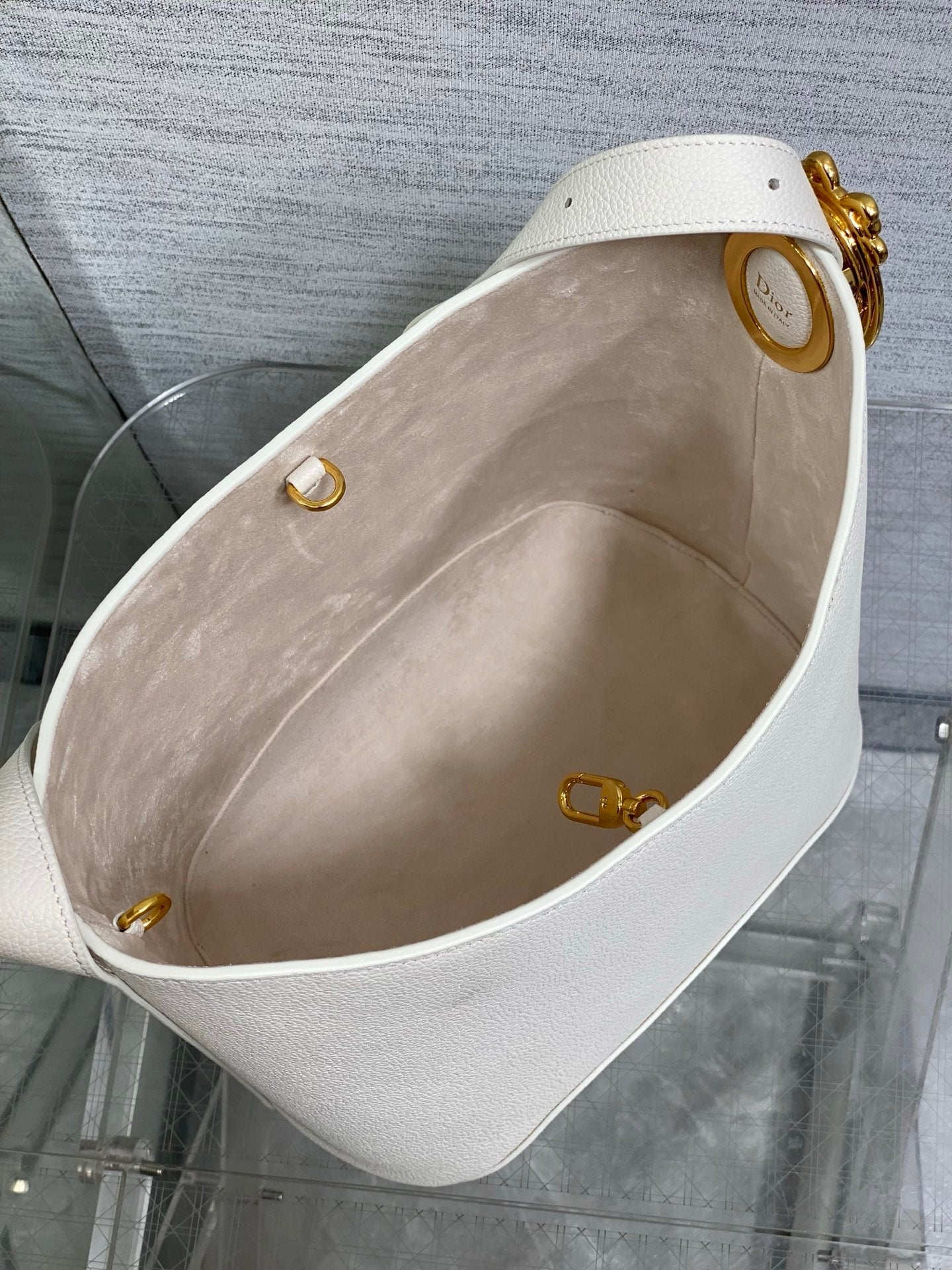 DIOR 26S MEDAILLON BUCKET BAG 26 IN WHITE CALFSKIN