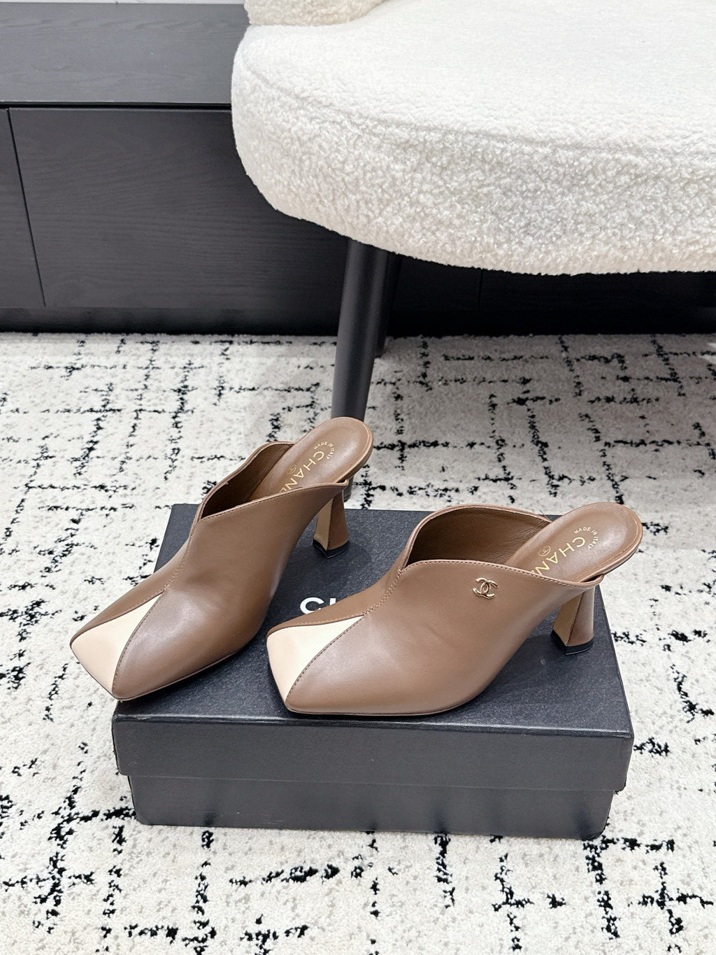 CHANEL 26S SQUARE-TOE HEELED MULES 95 MM IN KHAKI BROWN MIX CREAM LAMBSKIN