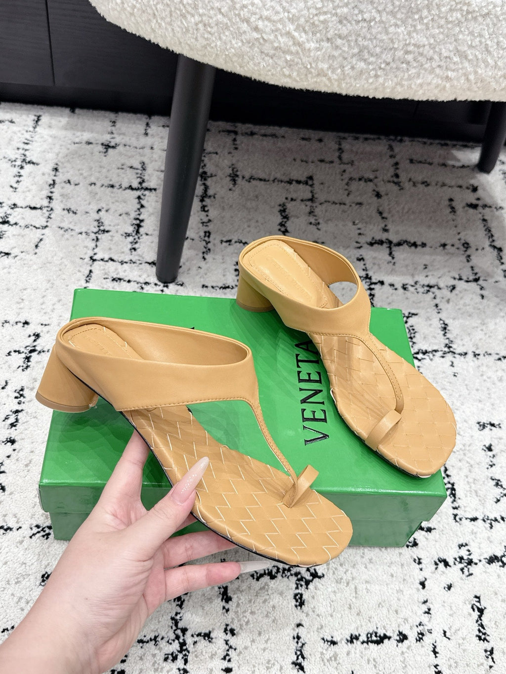 BOTTEGA VENETA 26S HIGH-HEEL THONG SANDALS 40 MM IN DARK BEIGE CALFSKIN