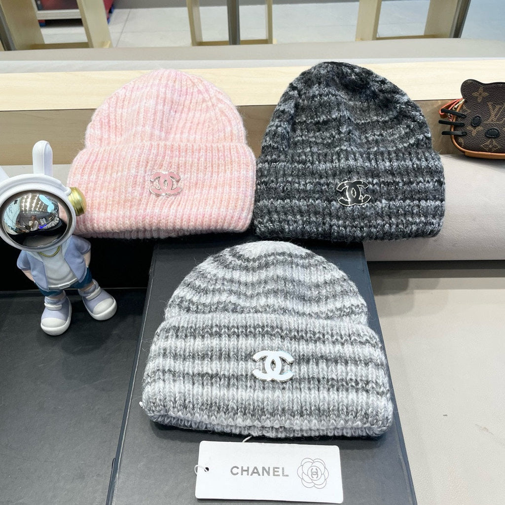 STRIPED KNITTED HAT IN LIGHT GRAY WOOL 424514