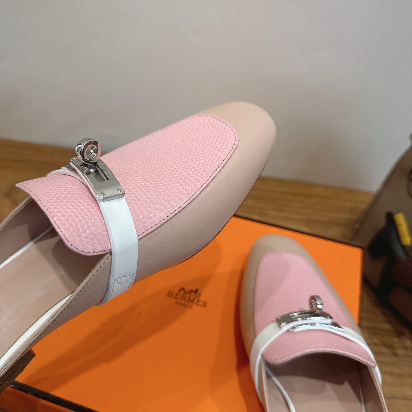 HM 26S OZ MULE IN BEIGE CALFSKIN & PINK LIZARD SILVER HARDWARE