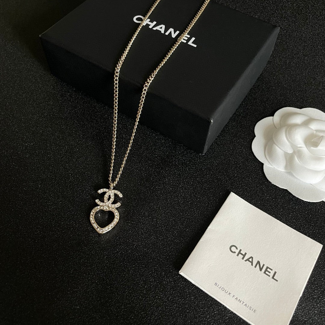 DOUBLE C HEART NECKLACE WITH CRYSTALS WHITE PEARLS AND SILVER METAL