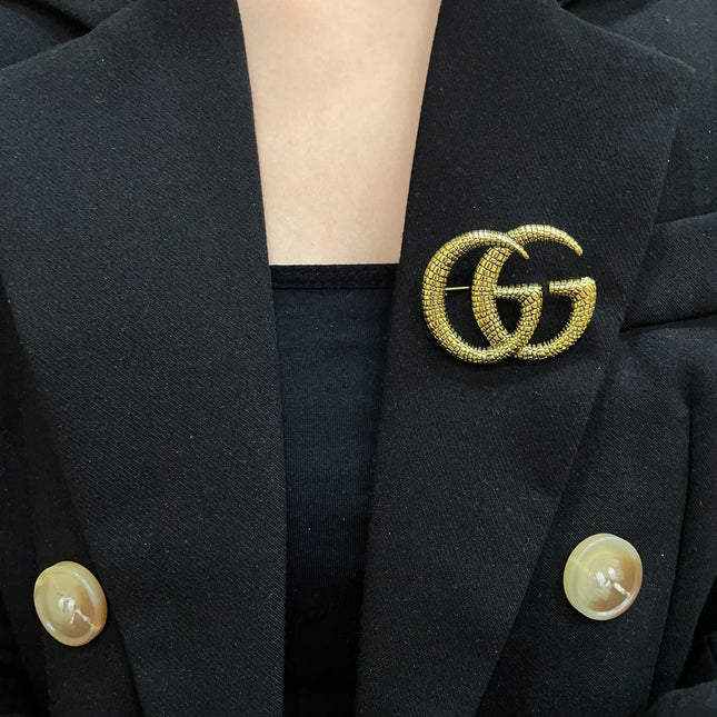 GUCCI 26S DOUBLE G LOGO TEXTURED STATEMENT BROOCH IN AGED GOLD TONE METAL 629062