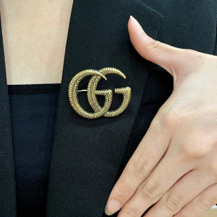 GUCCI 26S DOUBLE G LOGO TEXTURED STATEMENT BROOCH IN AGED GOLD TONE METAL 629062