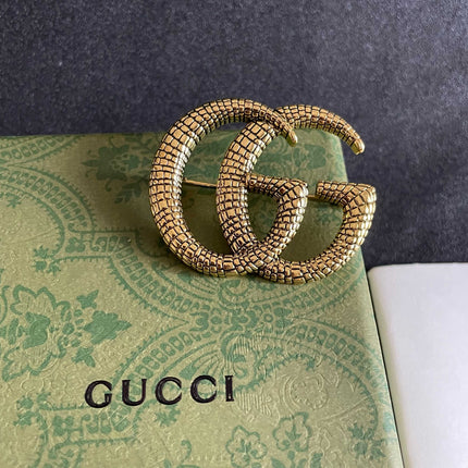 GUCCI 26S DOUBLE G LOGO TEXTURED STATEMENT BROOCH IN AGED GOLD TONE METAL 629062