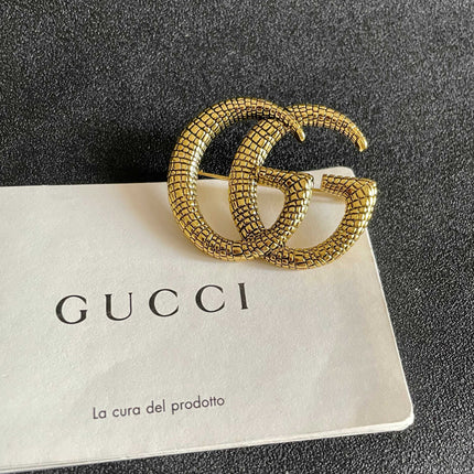 GUCCI 26S DOUBLE G LOGO TEXTURED STATEMENT BROOCH IN AGED GOLD TONE METAL 629062