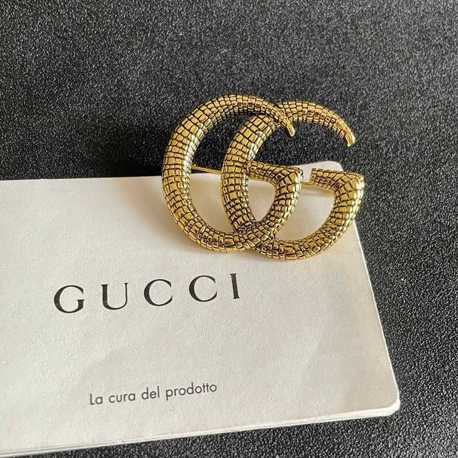 GUCCI 26S DOUBLE G LOGO TEXTURED STATEMENT BROOCH IN AGED GOLD TONE METAL 629062