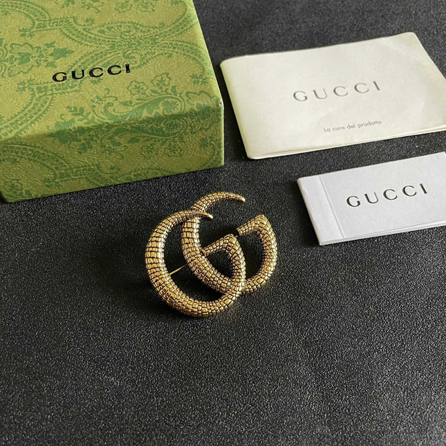 GUCCI 26S DOUBLE G LOGO TEXTURED STATEMENT BROOCH IN AGED GOLD TONE METAL 629062
