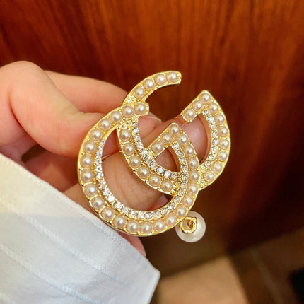 GUCCI 26S DOUBLE G LOGO PEARL CRYSTAL DROP STATEMENT BROOCH IN GOLD TONE METAL 629996