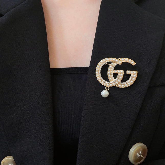 GUCCI 26S DOUBLE G LOGO PEARL CRYSTAL DROP STATEMENT BROOCH IN GOLD TONE METAL 629996
