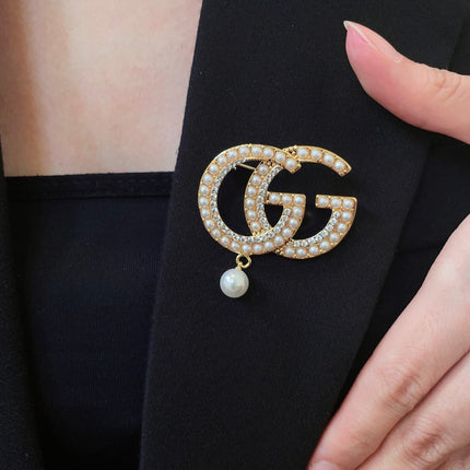 GUCCI 26S DOUBLE G LOGO PEARL CRYSTAL DROP STATEMENT BROOCH IN GOLD TONE METAL 629996