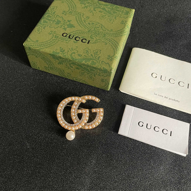 GUCCI 26S DOUBLE G LOGO PEARL CRYSTAL DROP STATEMENT BROOCH IN GOLD TONE METAL 629996