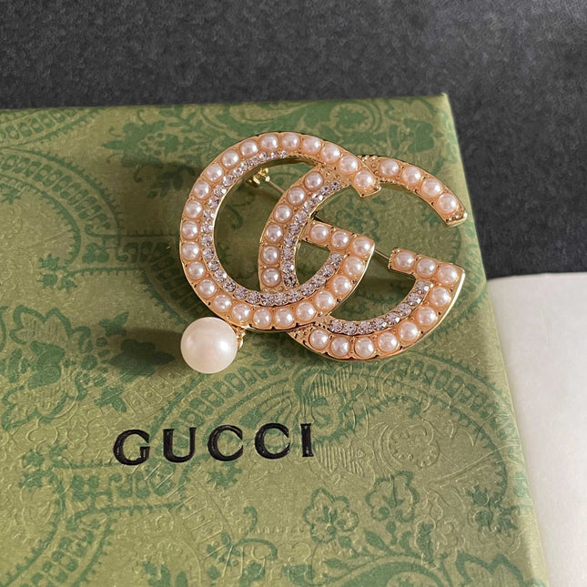 GUCCI 26S DOUBLE G LOGO PEARL CRYSTAL DROP STATEMENT BROOCH IN GOLD TONE METAL 629996