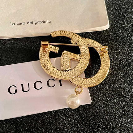 GUCCI 26S DOUBLE G LOGO PEARL CRYSTAL DROP STATEMENT BROOCH IN GOLD TONE METAL 629996