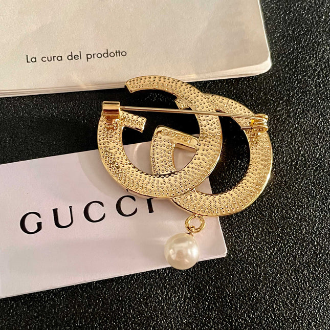 GUCCI 26S DOUBLE G LOGO PEARL CRYSTAL DROP STATEMENT BROOCH IN GOLD TONE METAL 629996