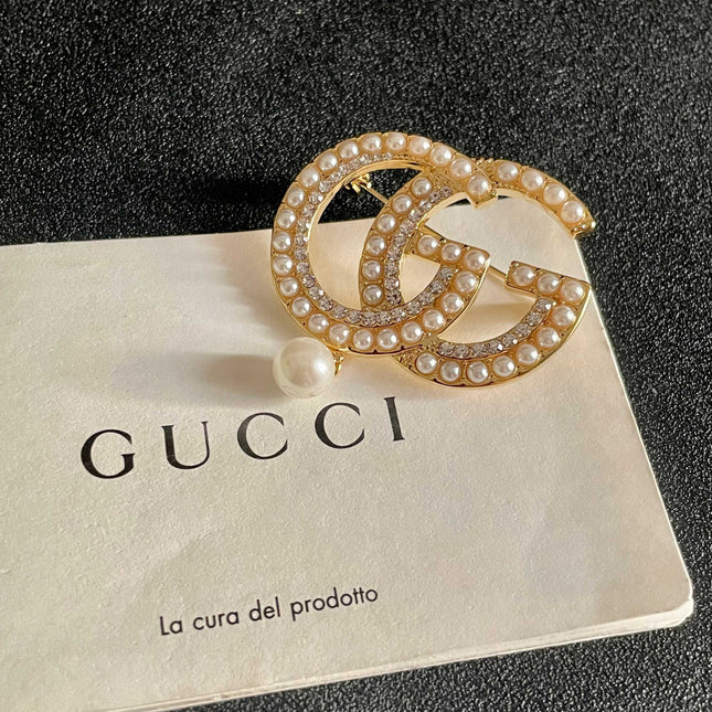 GUCCI 26S DOUBLE G LOGO PEARL CRYSTAL DROP STATEMENT BROOCH IN GOLD TONE METAL 629996