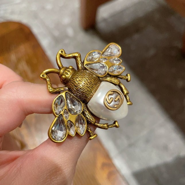 GUCCI 26S BEE LOGO PEARL CRYSTAL STATEMENT BROOCH IN AGED GOLD TONE METAL 631920