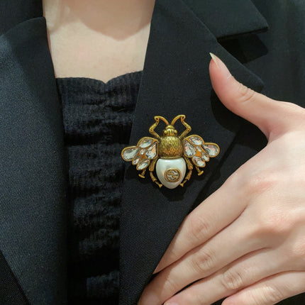 GUCCI 26S BEE LOGO PEARL CRYSTAL STATEMENT BROOCH IN AGED GOLD TONE METAL 631920