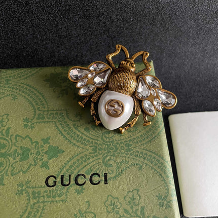 GUCCI 26S BEE LOGO PEARL CRYSTAL STATEMENT BROOCH IN AGED GOLD TONE METAL 631920