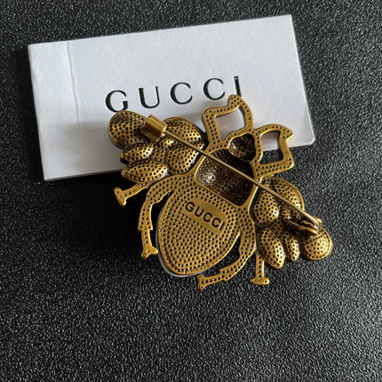 GUCCI 26S BEE LOGO PEARL CRYSTAL STATEMENT BROOCH IN AGED GOLD TONE METAL 631920