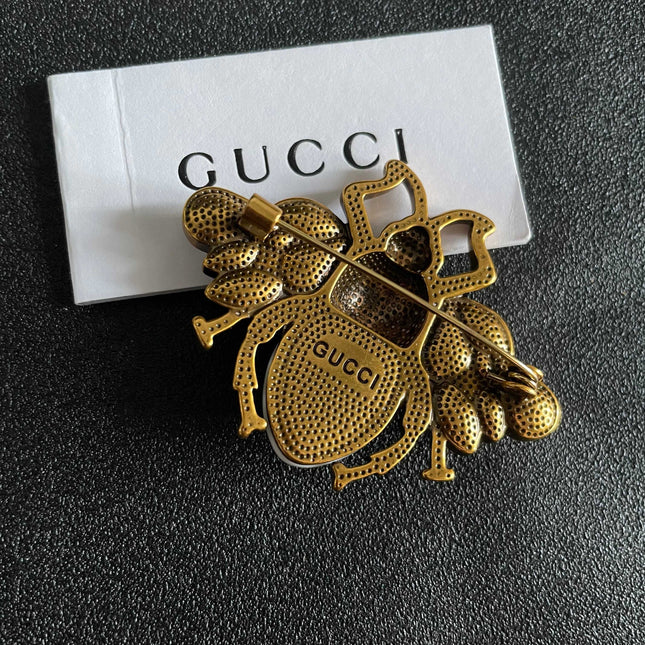 GUCCI 26S BEE LOGO PEARL CRYSTAL STATEMENT BROOCH IN AGED GOLD TONE METAL 631920