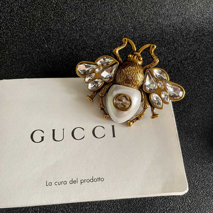 GUCCI 26S BEE LOGO PEARL CRYSTAL STATEMENT BROOCH IN AGED GOLD TONE METAL 631920