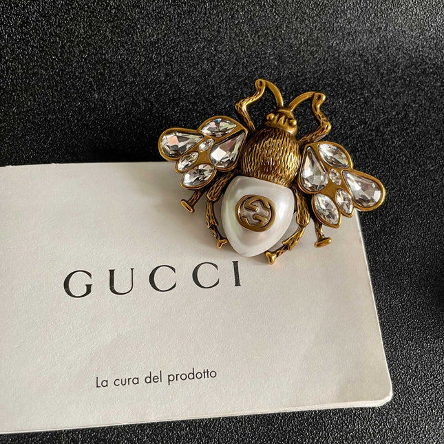 GUCCI 26S BEE LOGO PEARL CRYSTAL STATEMENT BROOCH IN AGED GOLD TONE METAL 631920