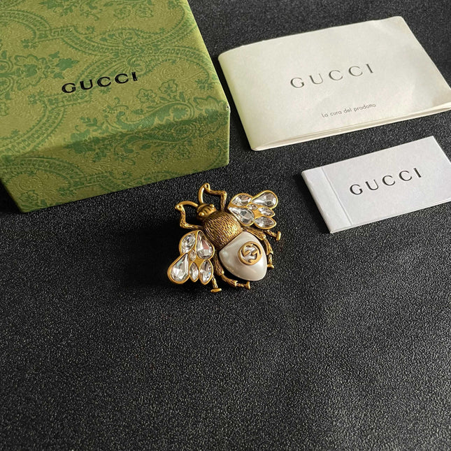 GUCCI 26S BEE LOGO PEARL CRYSTAL STATEMENT BROOCH IN AGED GOLD TONE METAL 631920