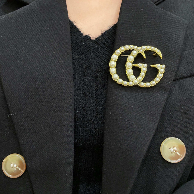 GUCCI 26S DOUBLE G LOGO PEARL EMBELLISHED STATEMENT BROOCH IN GOLD TONE METAL 631921
