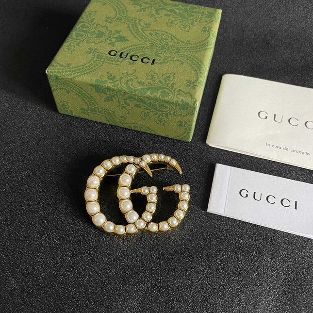 GUCCI 26S DOUBLE G LOGO PEARL EMBELLISHED STATEMENT BROOCH IN GOLD TONE METAL 631921