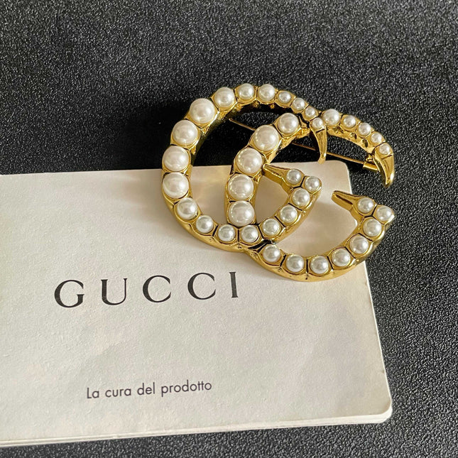 GUCCI 26S DOUBLE G LOGO PEARL EMBELLISHED STATEMENT BROOCH IN GOLD TONE METAL 631921