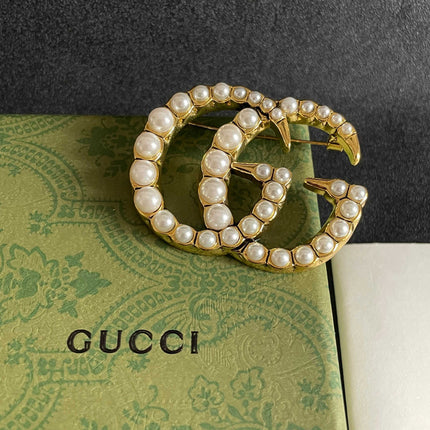 GUCCI 26S DOUBLE G LOGO PEARL EMBELLISHED STATEMENT BROOCH IN GOLD TONE METAL 631921