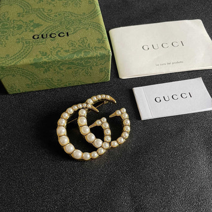 GUCCI 26S DOUBLE G LOGO PEARL EMBELLISHED STATEMENT BROOCH IN GOLD TONE METAL 631921