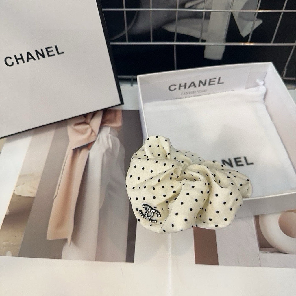 WHITE DOT FABRIC SCRUNCHIE 418927
