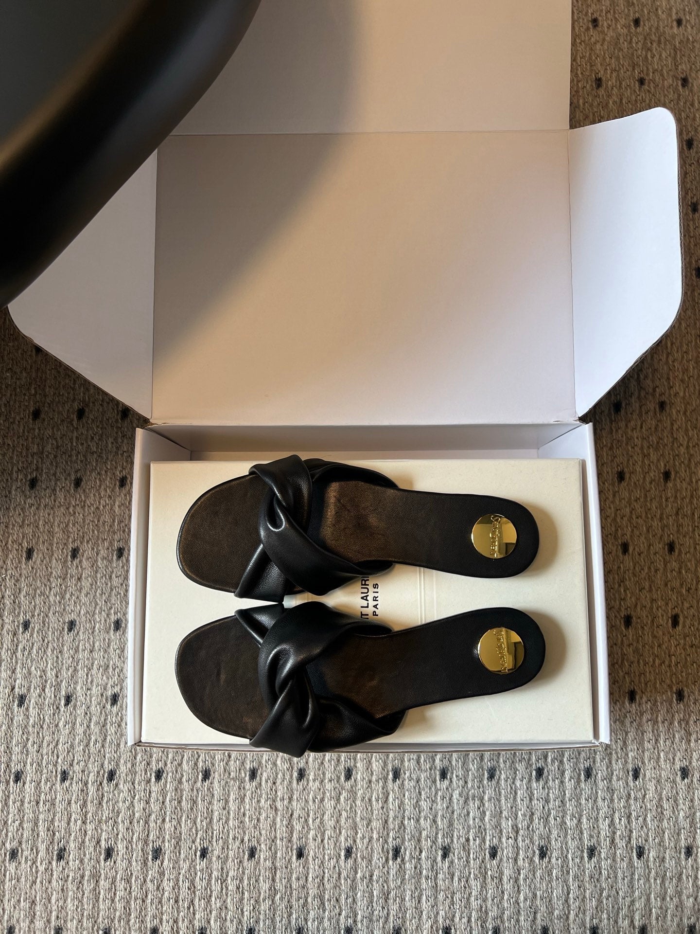YSL 26S TWISTED-STRAP FLAT SANDALS IN BLACK LAMBSKIN