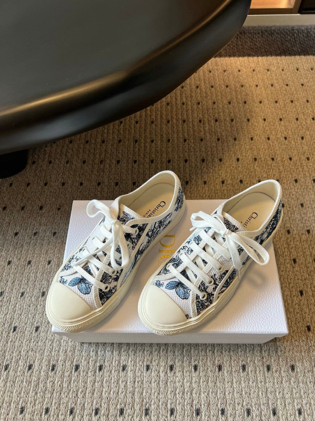 DIOR 26S LOW-TOP SNEAKER 35MM IN WHITE AND BLUE EMBROIDERED CANVAS